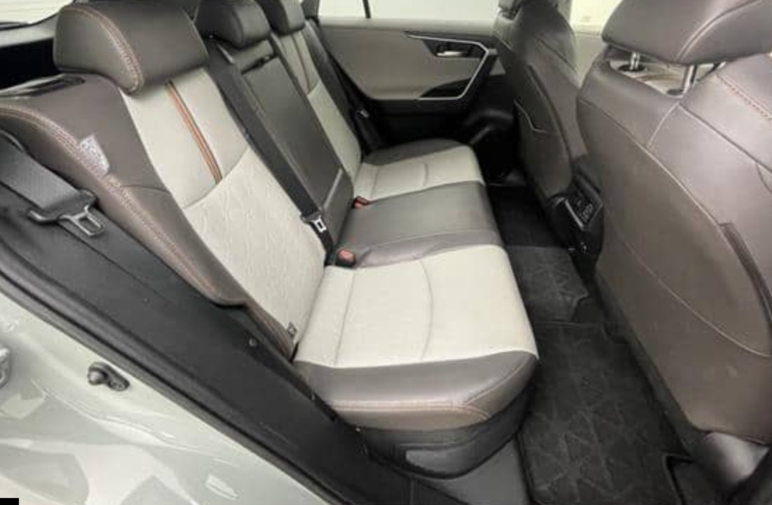 Vehicle photo 12